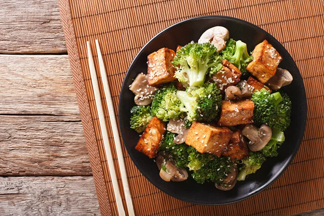 Crispy fried tofu with vegetables in bowl
