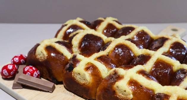 Easter Hot Cross Buns filled with KITKAT Spread