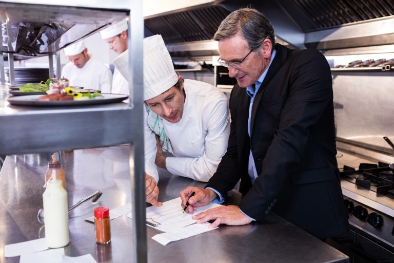 Manger talking to chef